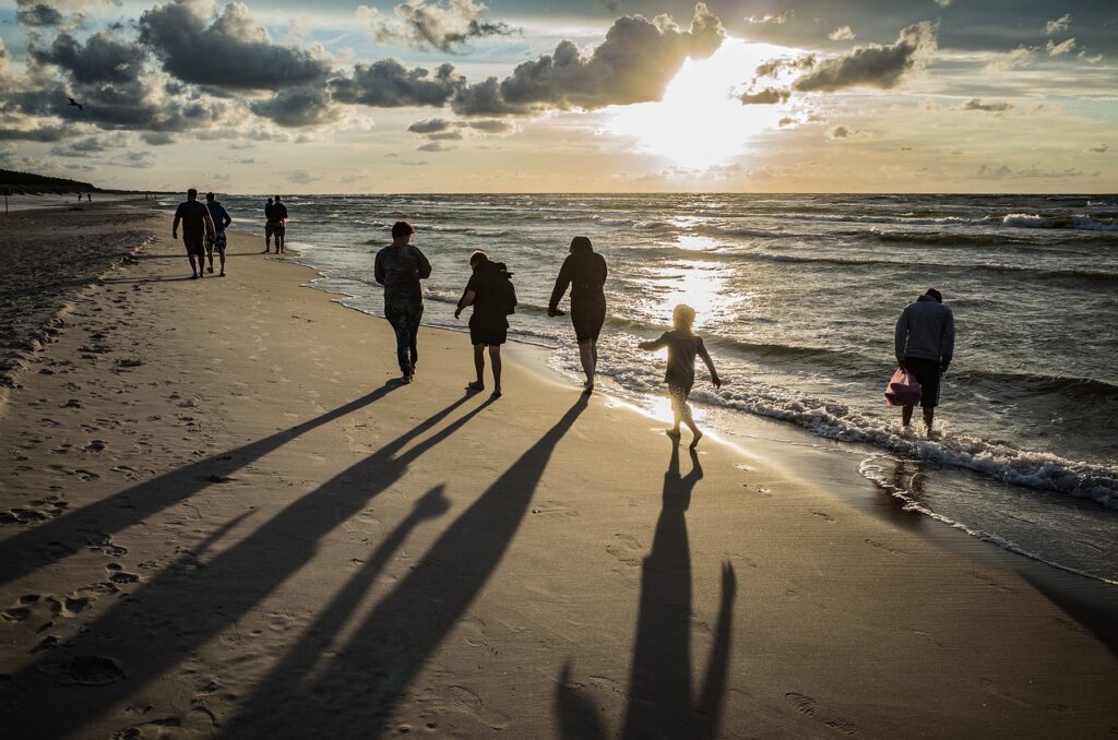 beach, nature, people, sea, sand, footprints, walking, strolling, by the beach, silhouettes, shadows, backlighting, ocean, seashore, shore, coast, coastline, family, vacation, holiday, horizon, seascape, waves, family, family, family, family, family, large family life