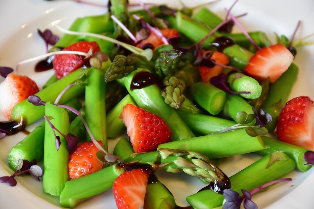 asparagus, green, green asparagus, asparagus time, pesto, vegetables, tomatoes, cress, sango radish cress, strawberries, balsamic vinegar, oil, meal, enjoy the meal, cook, kitchen, healthy, spring, low carb, nature, diet, food, vegetarian, carb cutting